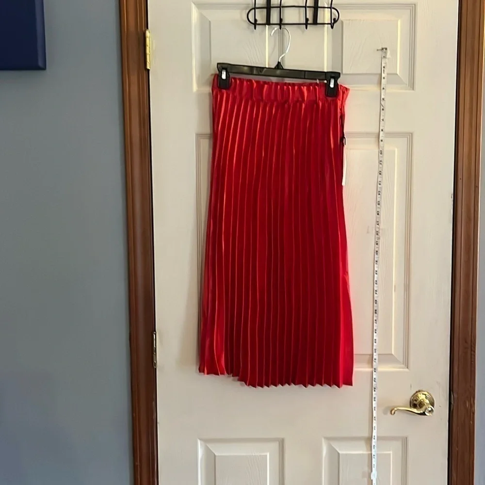 NWT-Heute Monde-S-red-accordion style,Silk-feel, side zipper, midi skirt.